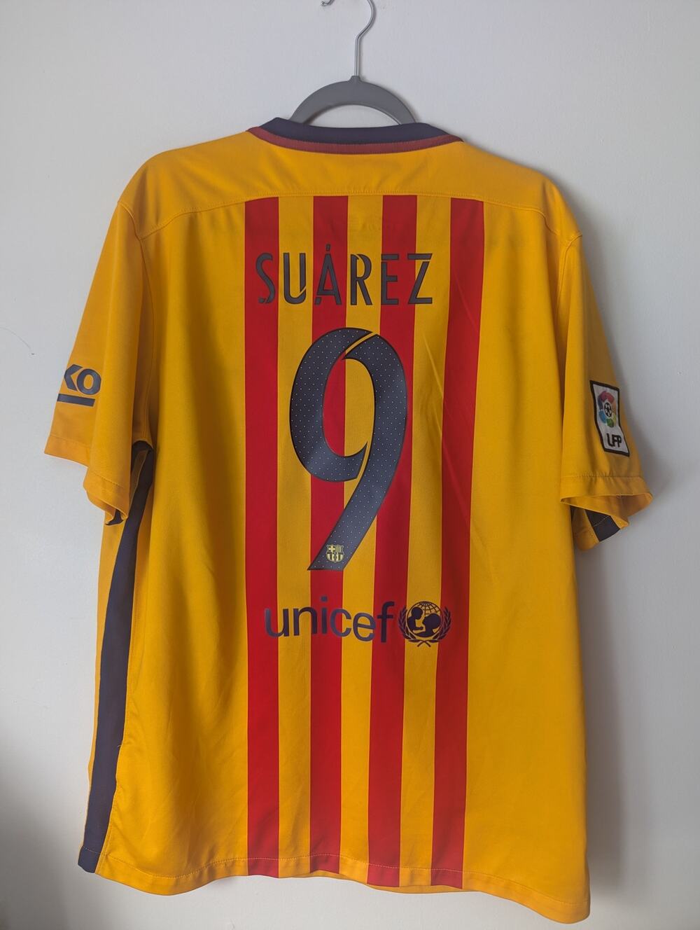 Barcelona 2015-16 Suarez Jersey XL Senyera Soccer Shirt